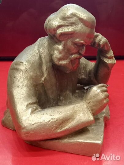 Статуэтка и бюст