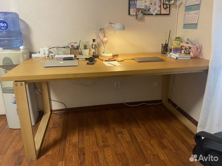 Большой деревянный стол