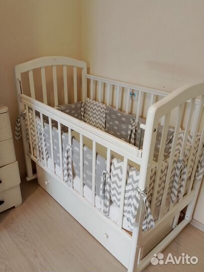 Детская кроватка с маятником и ящиком