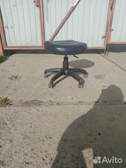 Стул для мастера маникюра на колесиках