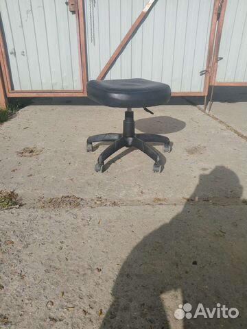 Стул для мастера маникюра на колесиках