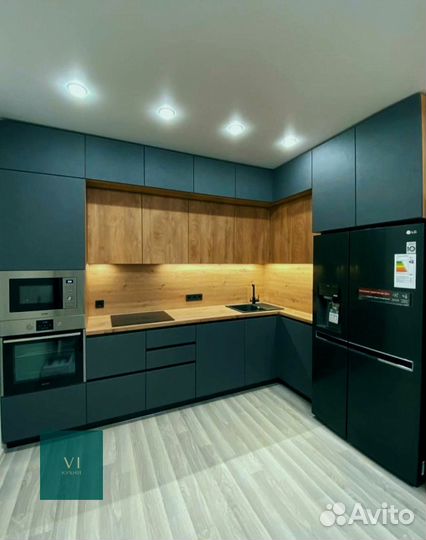 Кухня встроенная светлая