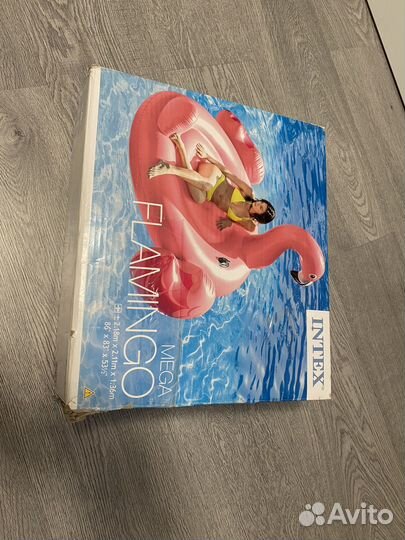 Огромный надувной фламинго