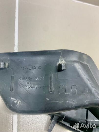 Накладка правая Toyota Rav4 2018
