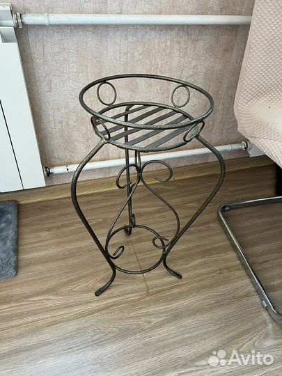 Подставка для цветов металлическая