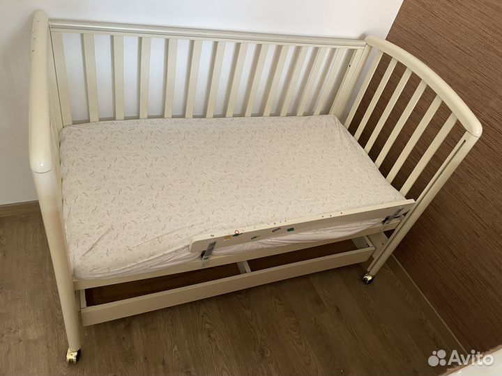Детская кроватка с матрасом