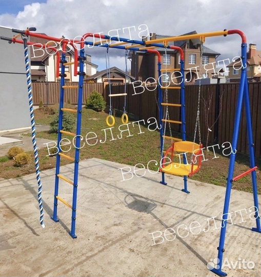 Детская уличная игровая площадка. Качели уличные