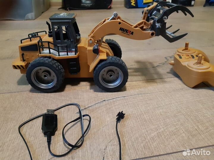 Трактор погрузчик 1:18 Huina RC