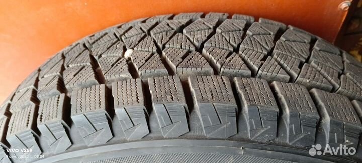 Bridgestone Blizzak DM-V2 235/65 R18