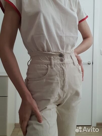 Джинсы молочные светлые mom's Pull & Bear