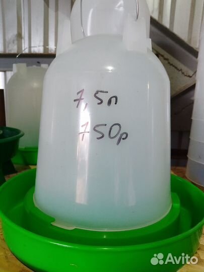 Кормушки и поилки для животных