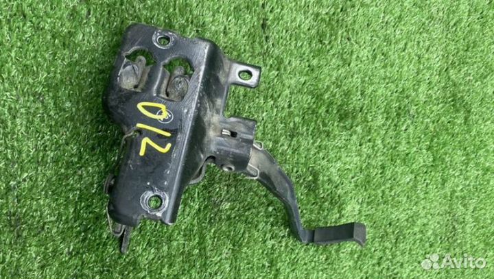 Крюк капота audi a4 b6 8E 2169