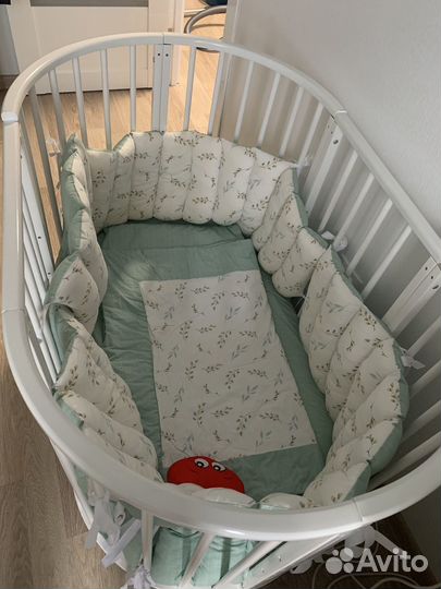 Детская кроватка с маятником белая