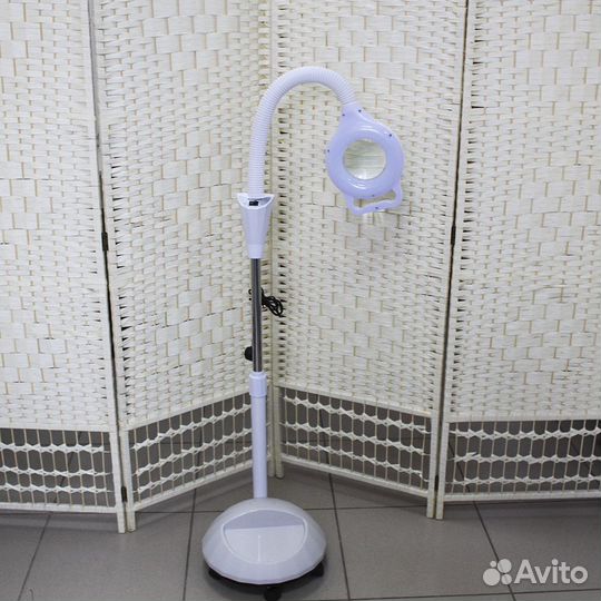 Лампа с увеличительным стеклом новая