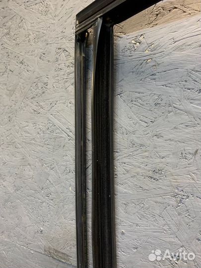 Уплотнитель стекла двери задний левый Bmw X7 G07