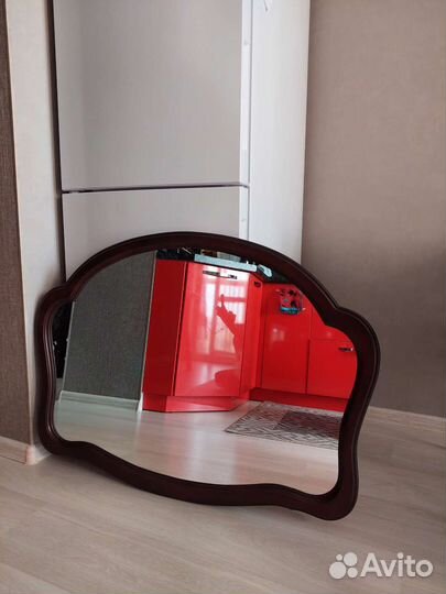 Зеркало в деревянной раме