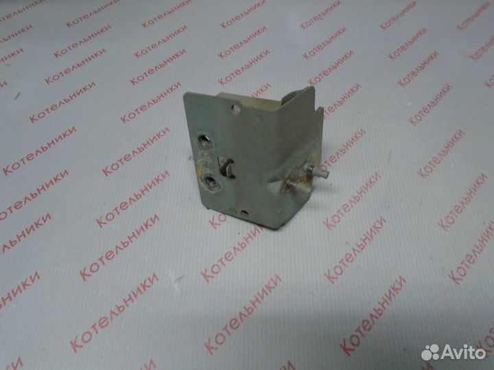 Nissan 62210-AU000 Кронштейн правый