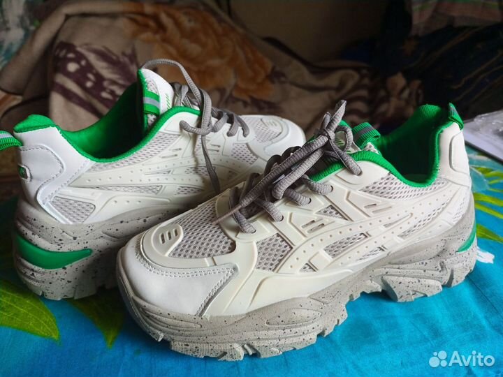 Кроссовки женские