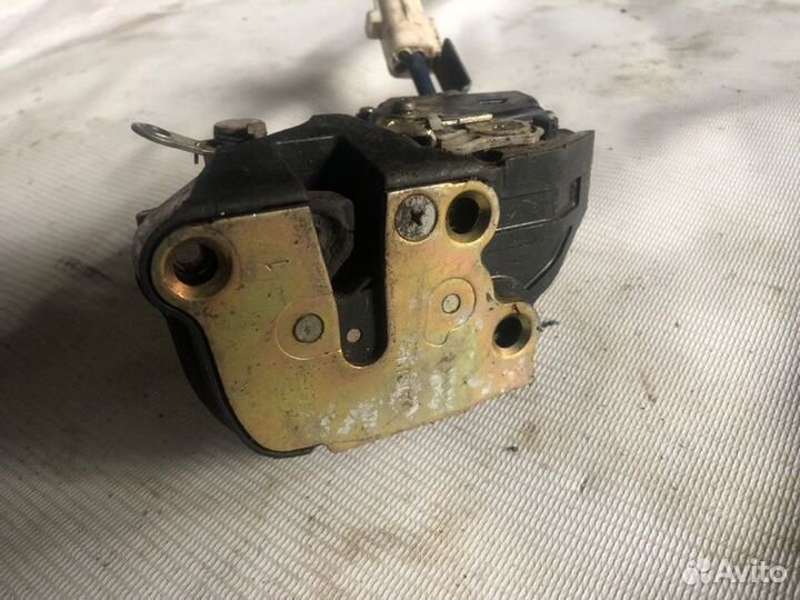 Замок двери задний правый Toyota Cresta GX90 1GFE