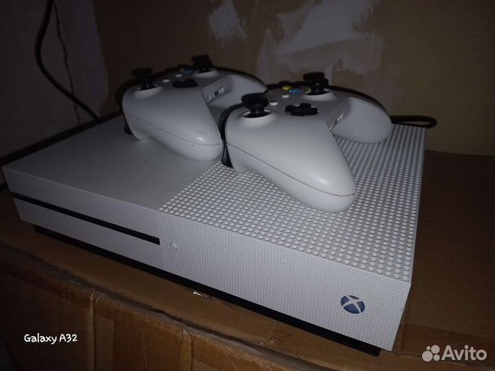 Xbox One s 1tb с двумя джостиками