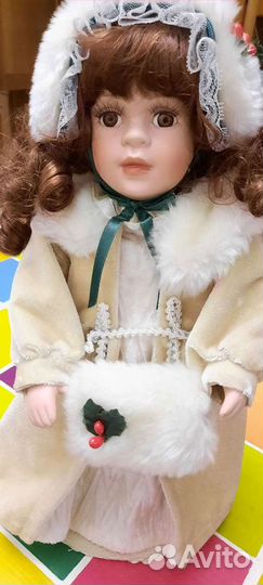 Кукла фарфоровая