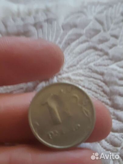 Заводской брак.и одна голова орла без глаза