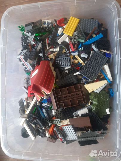Большая коробка лего: детали, и полусобранные