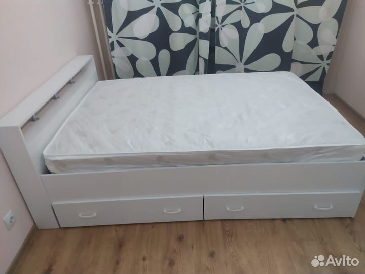 Кровать с матрасом