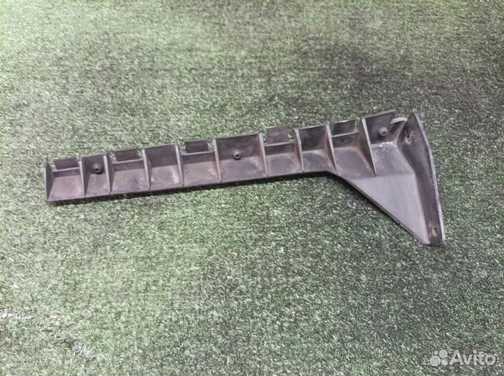 Направляющая заднего бампера правая Audi Audi A8