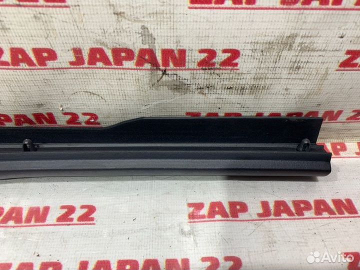 Уплотнитель крыла передний левый Toyota Land