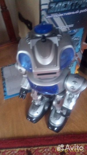 Робот говорящий и стреляет пулями мягкими