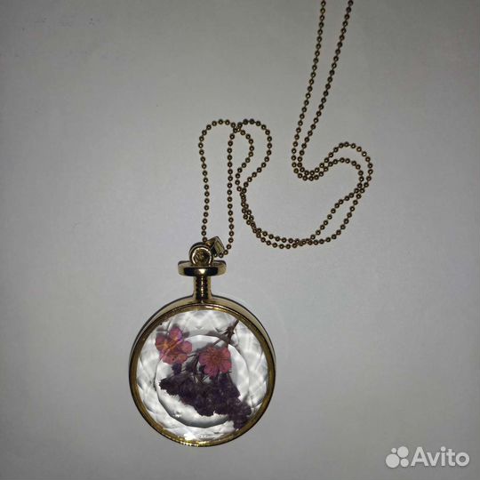 Кулон с сухоцветами внутри