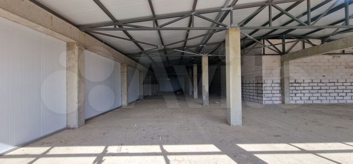 Здание на фасаде дороги в п. Российский, 749 м²