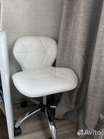 Стул для мастера маникюра