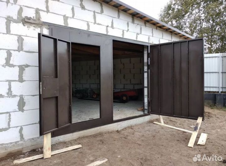 Металлические гаражные ворота с калиткой