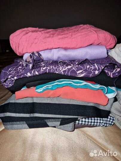 Два пакета женских вещей и ветровка