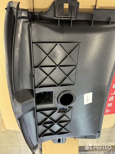 Люверс центральный (в сборе) для Tesla Model 3