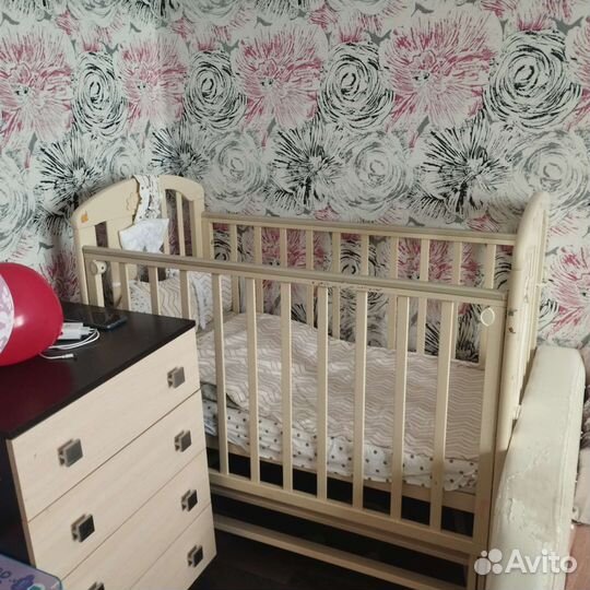 Детская кроватка с маятником