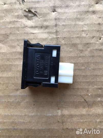 Кнопка центрального замка Тойота RAV4(656)