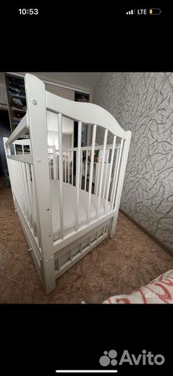 Детская кроватка с маятником и ящиком