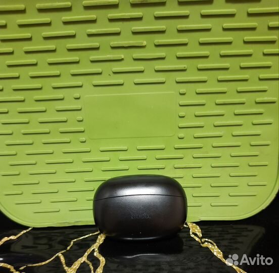 Продам наушники 3 пары и часы