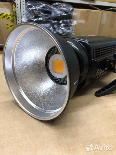 Осветитель светодиодный студийный Godox SL-150Y