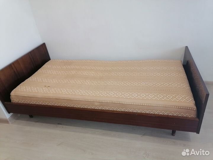Кровать односпальная с матрасом