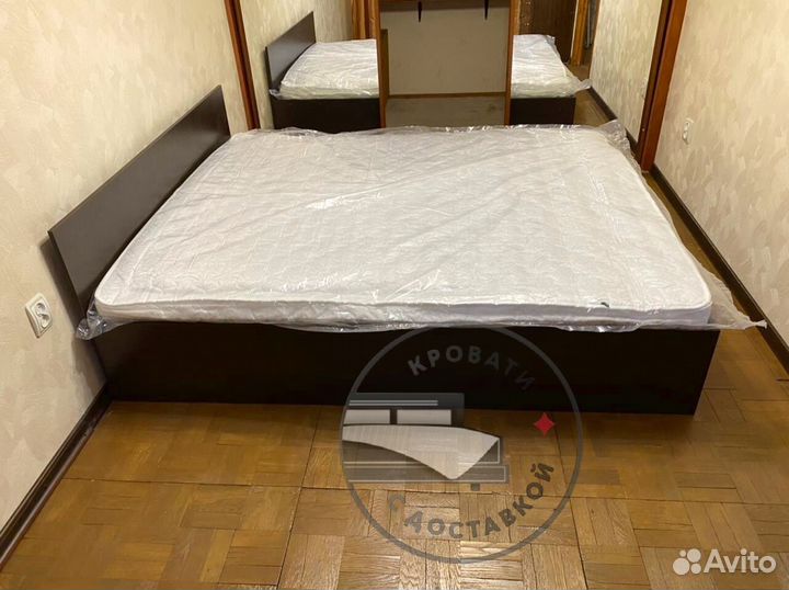 Кровать с матрасом