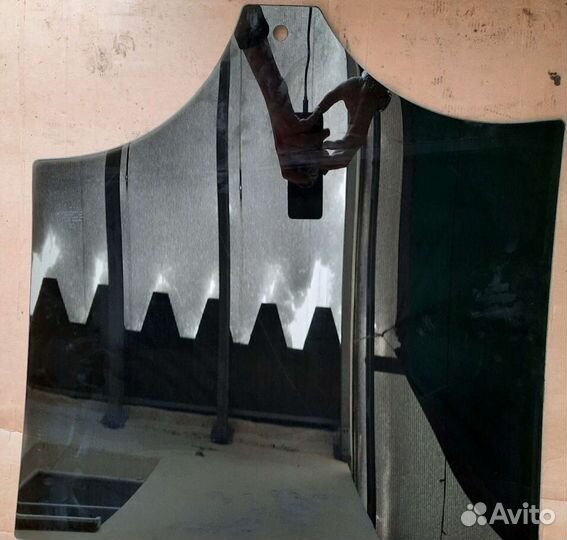 Правое заднее стекло Mercedes-Benz A1677353400