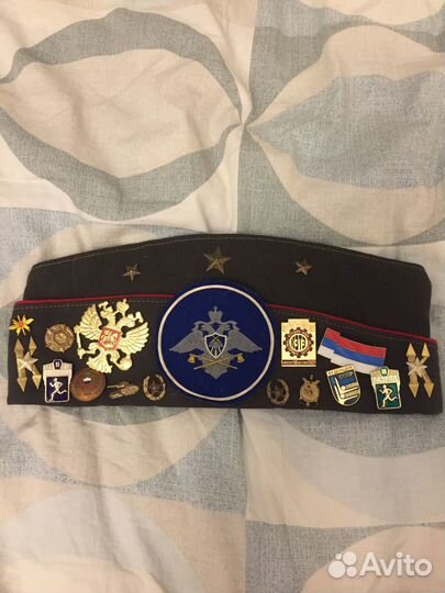 Пилотка со значками
