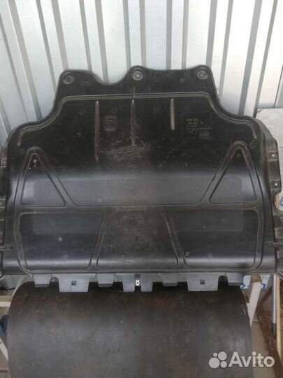 5Q0825236 пыльник двигателя