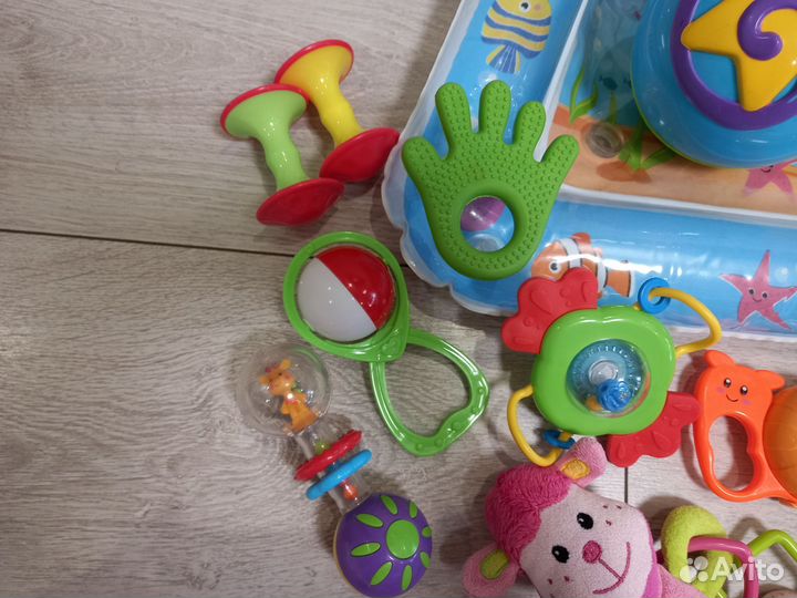 Развивающие игрушки для малышей пакетом
