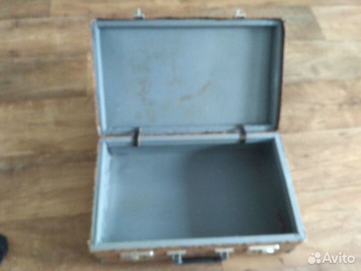 Чемодан ретро