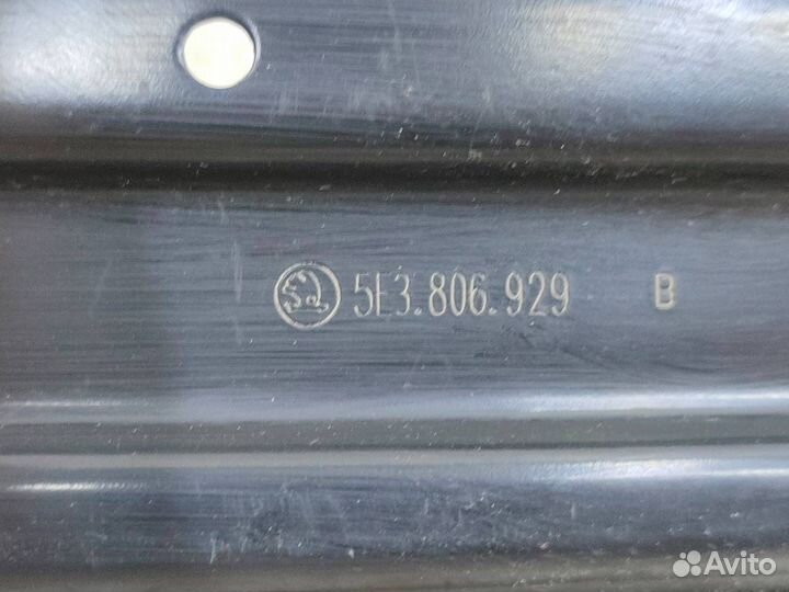 Кронштейн фары левый Skoda Octavia A8 2019